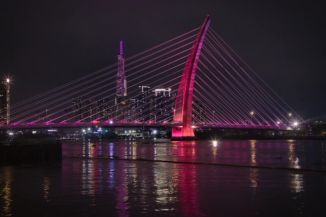 Vista nocturna puente Ba Son Vietnam