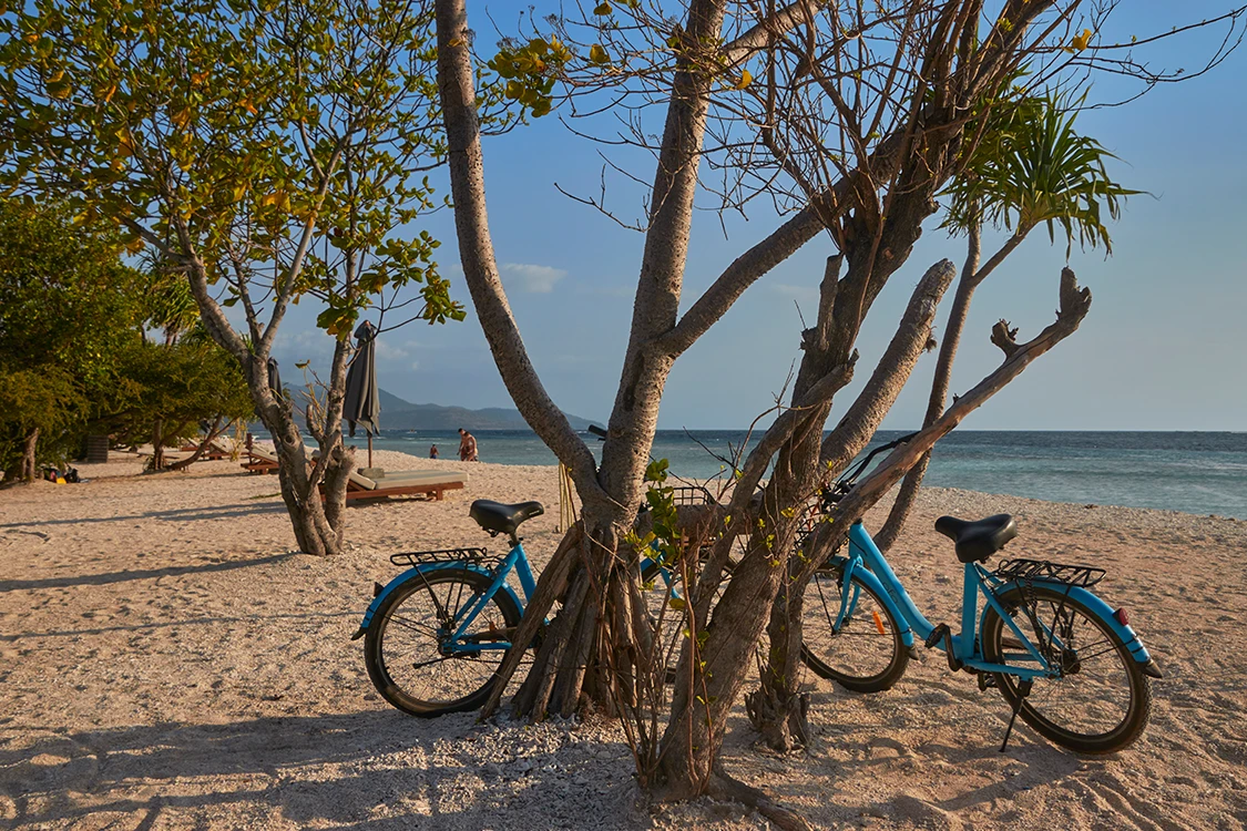 bicicletas en la playa isla Gili Meno Tailandia