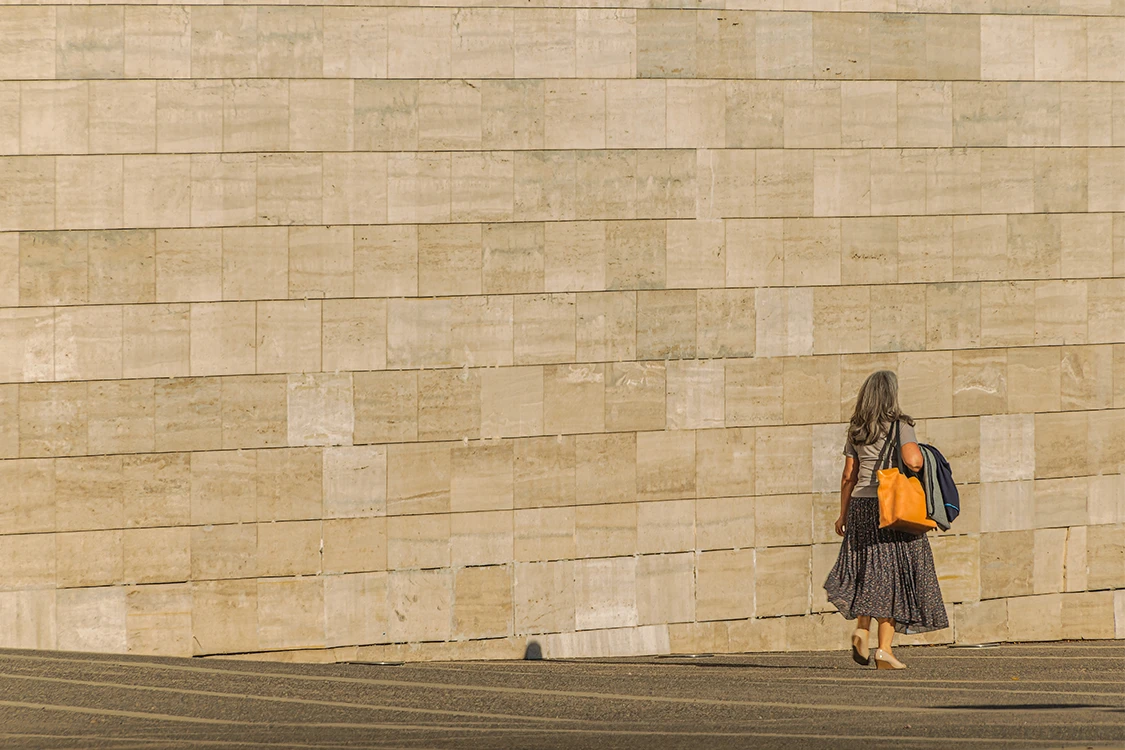 minimalismo mujer caminado fondo muralla