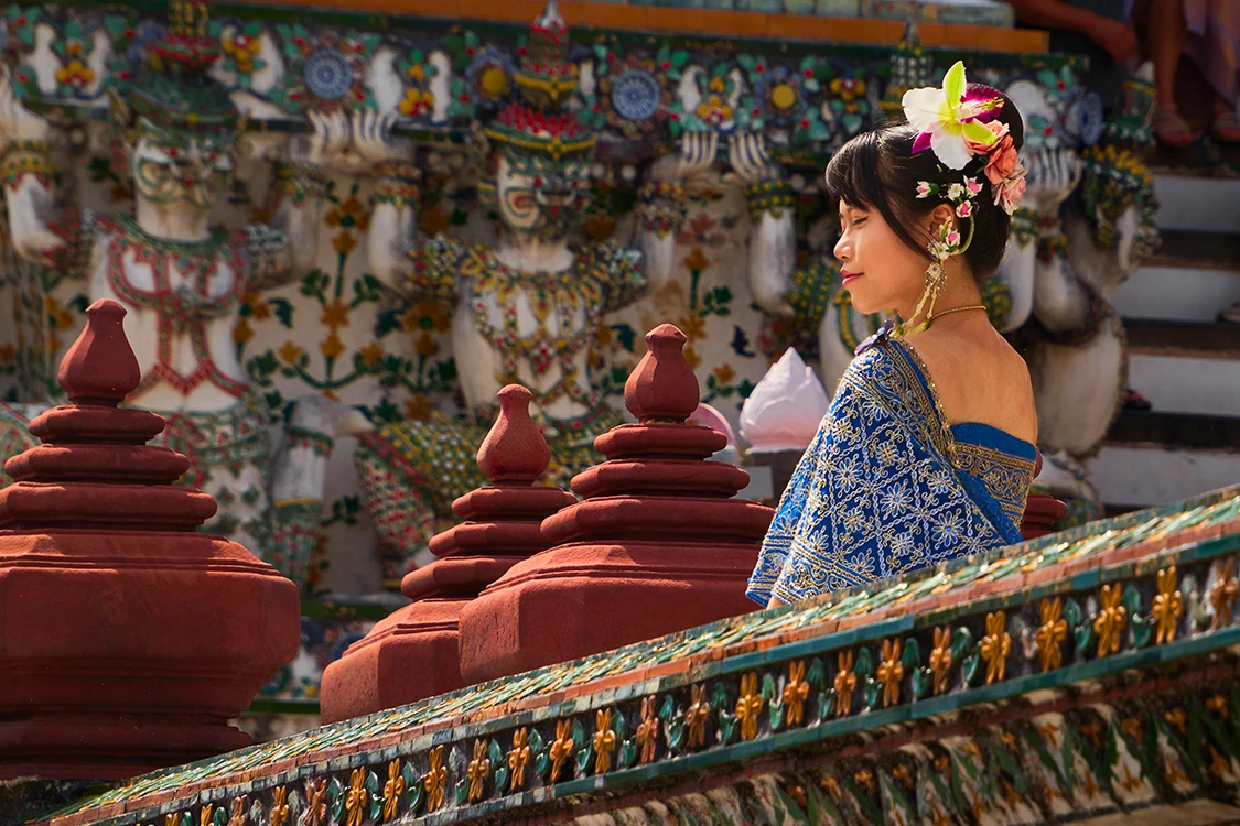 mujer posando en el templo Wat Arun Bankok Tailandia