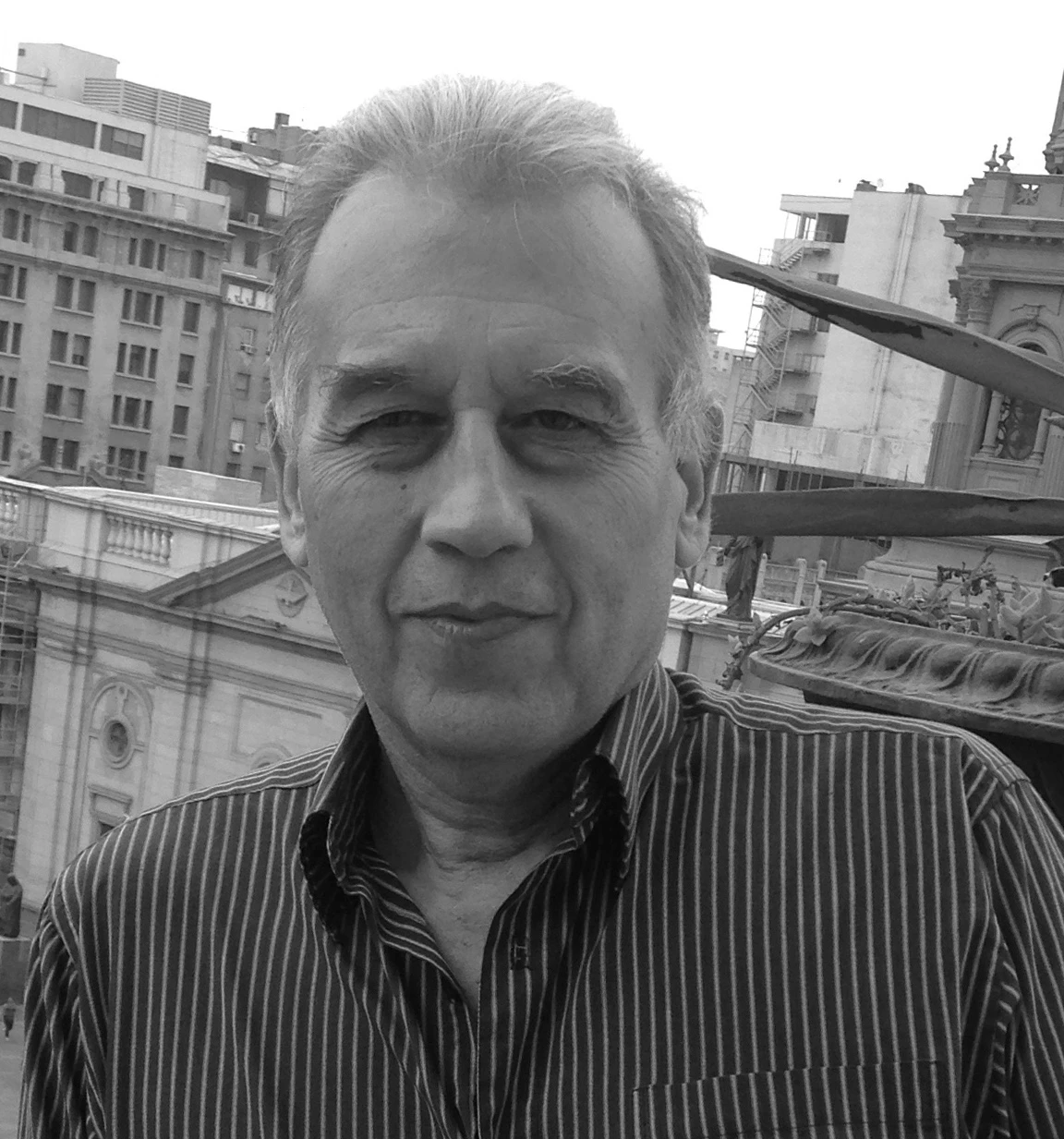 Rostro en blanco y negro, en un plano medio del creador del contenido de esta página.