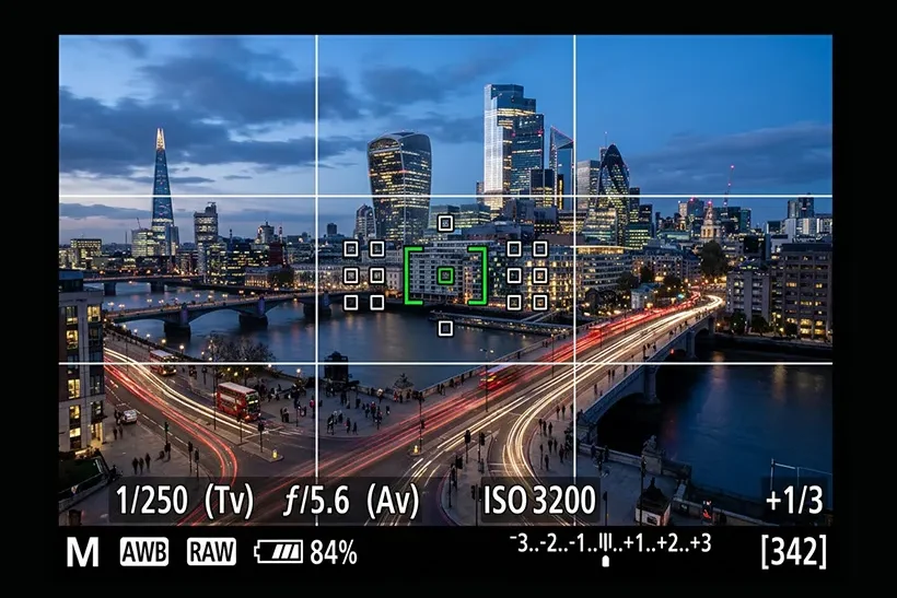 Rejilla de composición dentro del visor de una cámara réflex digital para aplicar reglas de fotografía básica.