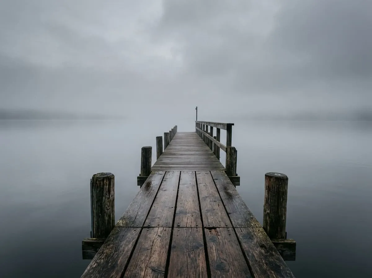 Minimalismo fotográfico: Guía de composición para capturar imágenes simples e impactantes 2 muelle sobre mar calmado